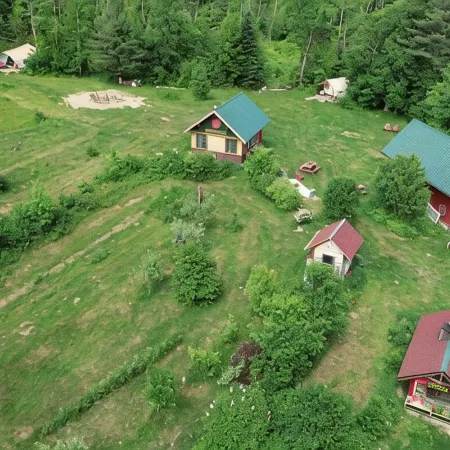 GLAMP BERNICE ON BEAUTIFUL ADIRONDACK HOBBY FARM Отели в г. Джонсберг