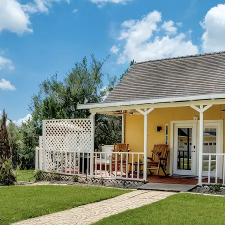 Romantic Getaway Cottage with Hot Tub and Resort Amenities