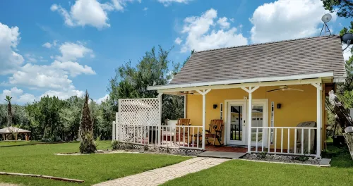 Romantic Getaway Cottage with Hot Tub and Resort Amenities - Wifi