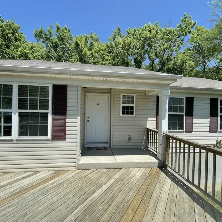Cozy Cottage at Oak Creek Campground (pool, pet friendly, dog park, near Ark)