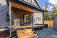 Rainier Base Camp: Modern Cabin with Hot Tub & Fire Pit - Chalets