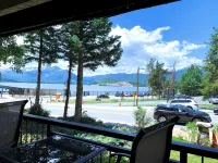 Luxurious Lakefront Haven - Prime Ski Access & Majestic Mountain Views! - Bergblick