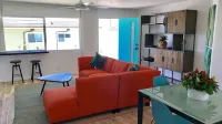 Steps to sand! Ocean view, Walk to village, family friendly, A/C! - homestay