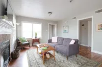 Sage Cottage: Cozy & Serene/ Sleeps 6 / Huge Yard!