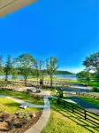 Escape to "Studio B Lake, Pool, Splash Pad, Hot Tub, Kayaks, fire pit, etc