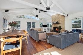 Budgong Lodge Secluded farm stay with horses and cattle - 4 Queen bedrooms