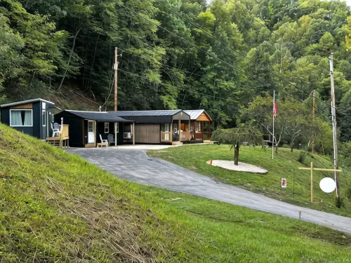 Rustic Retreat at Backwoods Bungalow – Secluded Cabin with Modern Comforts - Alphydda