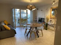Apartment sea view & feet in the water - Homestays