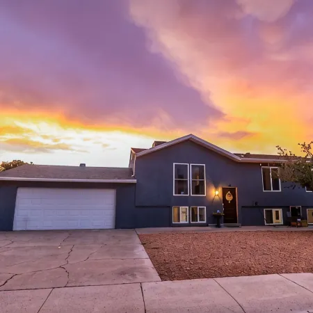 A W🌊VE From It All! Secure boat storage, huge yard, lots of outdoor games!