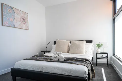 Modern 2B Apt with Views Near Swinburne University - Condos