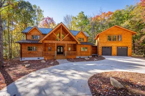 Lake Lure's Newest Luxury Log Cabin Behind The Gates of Rumbling Bald Resort! - シャレー