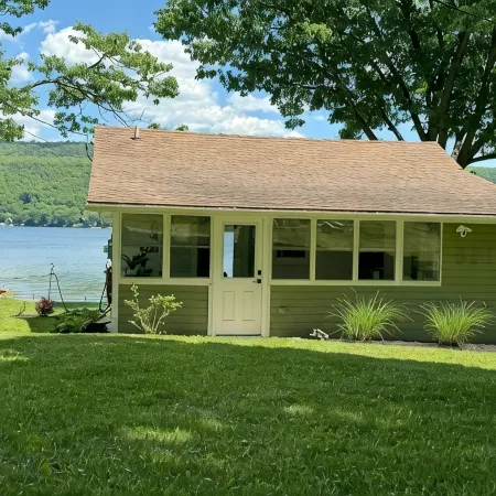 Cozy Lake Front Cottage