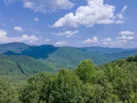 Romantic Getaway with real wood fireplace, Hot tub, Spectacular Mountain Views - シャレー