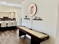 The Desert Moon- A luxurious retreat w/ amazing patio, shuffleboard, EV charger - Wifi