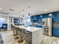 Spacious Home with Gorgeous Backyard Kitchen, Close to Top Shopping Destinations 린더 호텔