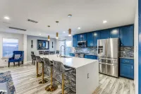 Spacious Home with Gorgeous Backyard Kitchen, Close to Top Shopping Destinations - Wifi