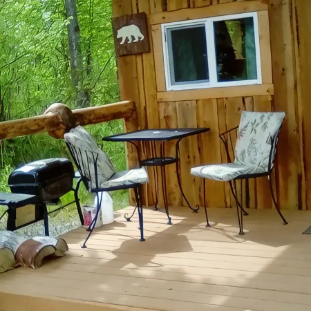 One bedroom cabin with inside toilet and stand up loft.  PET FRIENDLY!