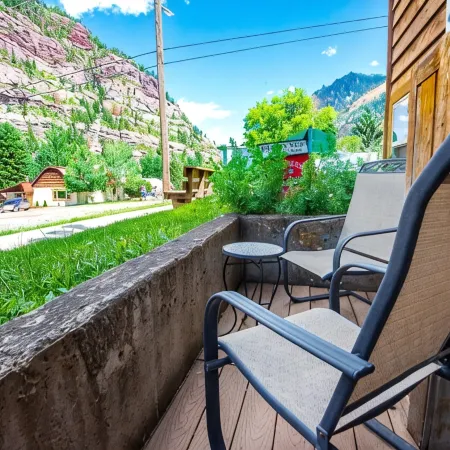 Walk to Downtown! 2-bedroom with mountain views