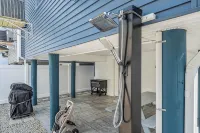 Top Flr Balcony w/ bonus room + wet bar, 2 blocks to beach, Linens/towels incl.