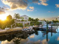 Sleeps 10 - Private house with 110’ of Deep Water Dockage, Pool, Hot Tub & more!