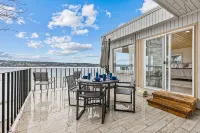 Vashon Modern Beachfront Getaway: Pet & Family-Friendly with Stunning Views! - Boutique