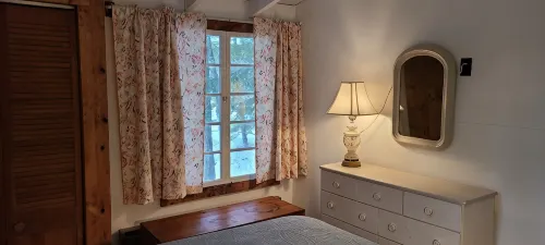 Lakefront Rustic 1930s dog friendly Cabin w/lg screened porch near Lake George - Wi-Fi