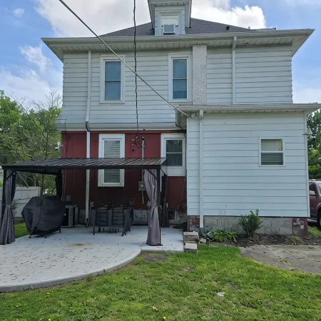 Charming historical 4 bd & 3 full ba home in Terre Haute with WiFi, AC & parking