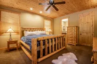 New Large Adirondack Lodge with Pond Waterfront and A/C - Boutique