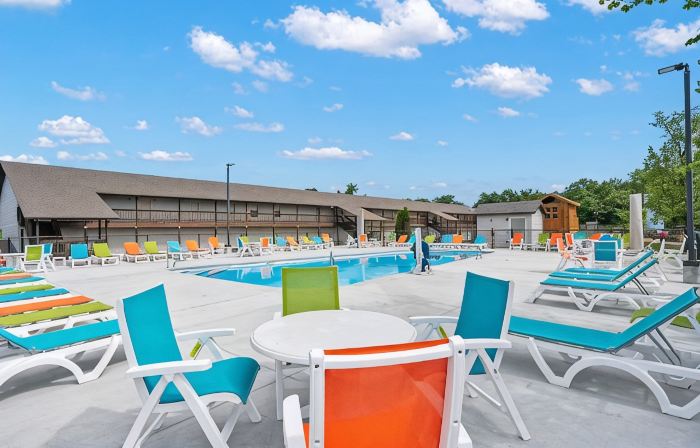 Perfect Lakeside Getaway - Renovated condo with ALL the amenities + Laundry!