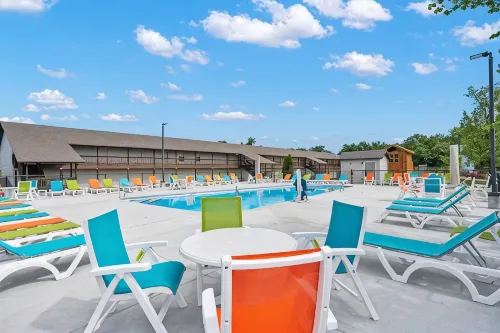 Perfect Lakeside Getaway - Renovated condo with ALL the amenities + Laundry!