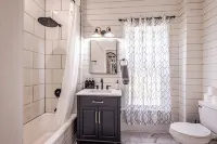 "STEPS TO BRYSON" - MTN VIEW, HOT TUB, FIREPIT, NEW REMODEL - WALK TO DOWNTOWN! - balcony