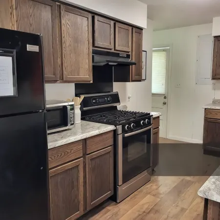 Family-sized in Historic Reeds Spring. 10 min to SDC, Lake. 20 min to Branson