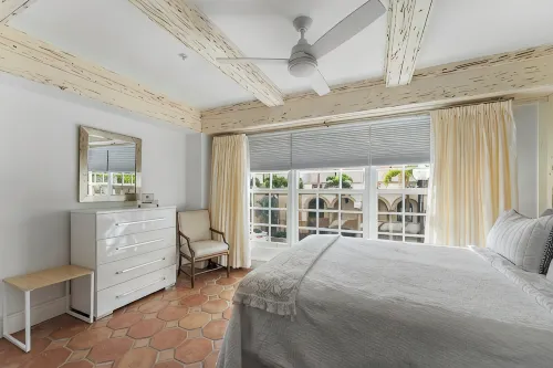 Splendid Palm Beach Location, spacious 1-bedroom condo, dual suite with WiFi,AC - Homestays