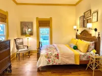 Step Inside a Magazine! Upscale Farmhouse on 3 acres. Hot Tub,Bocce Ball,Gardens