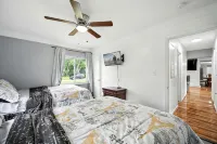 Spacious 5-bedroom house with Jacuzzi, Game room & WIFI in delightful Southfield - ห้องครัว