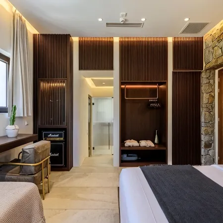 Charisma Hotel and Wellness Club Отели рядом с достопримечательностью «Ночной клуб Cavo Paradiso»