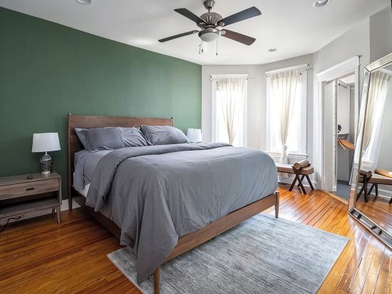 Modern Swanky Oasis Central Location FREE Parking!