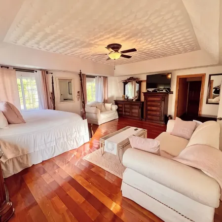 Tropical Treasure: 4 BR Oasis in the Hills of JA Отели в г. Мандевилл