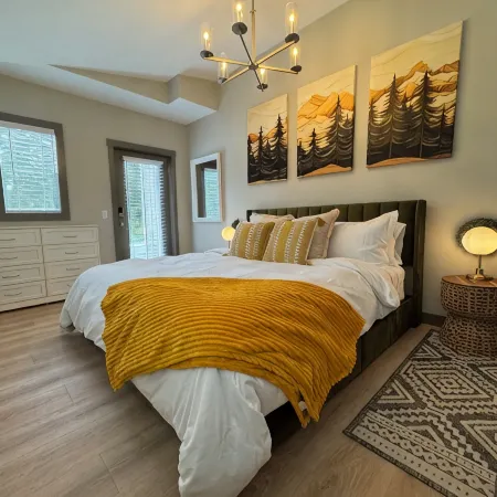 Idaho Pine Condo at Schweitzer Ski Resort, 2 bedroom, 1 bath, high-end finishes.