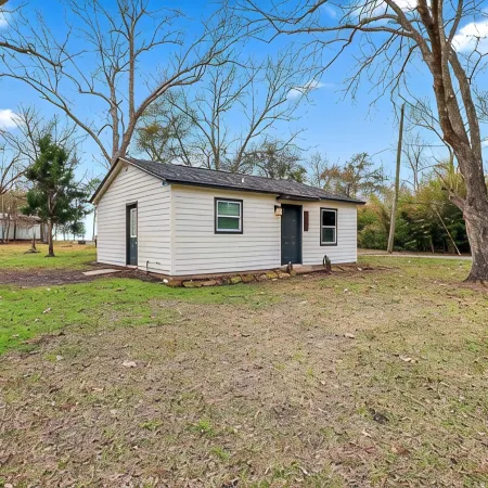 Gator Getaway - Charming 2-bedroom cottage with WiFi, AC in delightful Anahuac.