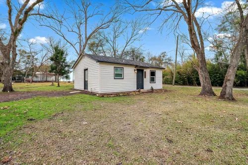 Gator Getaway - Charming 2-bedroom cottage with WiFi, AC in delightful Anahuac. - Wifi