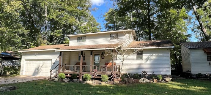 Spacious 3 Bedroom House with Guest House, Large Outdoor Space & Private Dock Hotels in Cleburne County