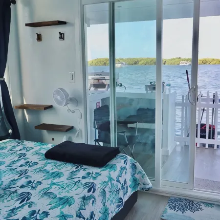 Charming house boat with 2 bedrooms and WiFi, AC in wonderful Islamorada