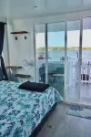 Charming house boat with 2 bedrooms and WiFi, AC in wonderful Islamorada