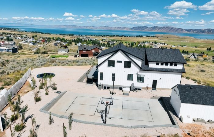 Bear Lake getaway for the whole family! Sleeps 32! Beach access included!!