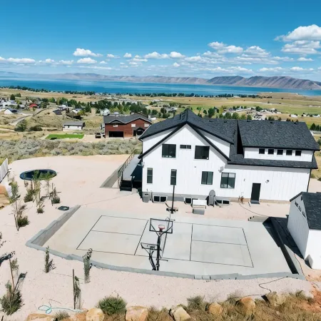 Bear Lake getaway for the whole family! Sleeps 32! Beach access included!!