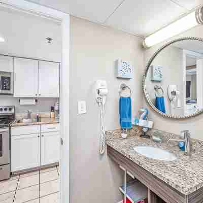 Oceanfront King Suite - Fabulous Views - King Bed - Indoor and Outdoor pools Rooms