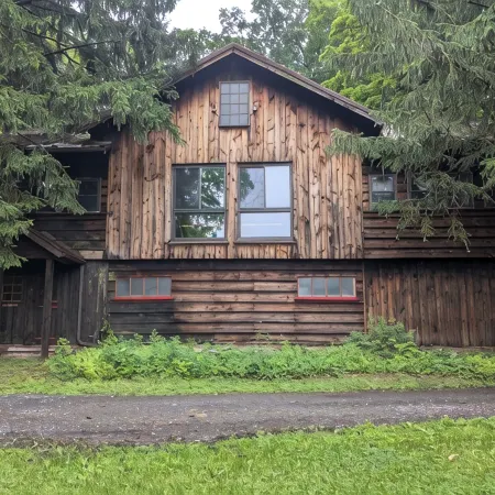 4-bedroom Rustic secluded cabin in fabulous Bedford with WiFi