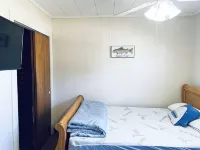 Family Friendly Beach House - 4 Minute Walk to Beach Hotel berhampiran Rumah Api Point Judith