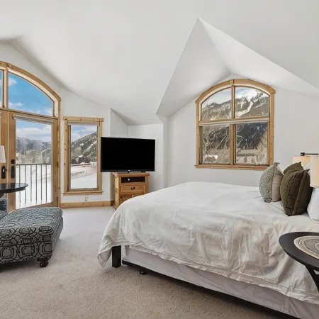 Spectacular Ski-in/Out House on Golf Course! Private Hot Tub w/ Mountain Views!